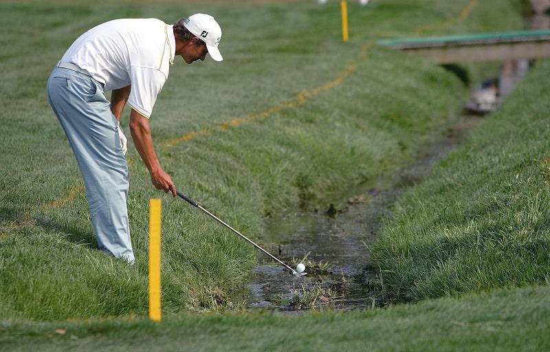 Chi tiết luật golf trong bẫy nước giúp giải thoát bóng