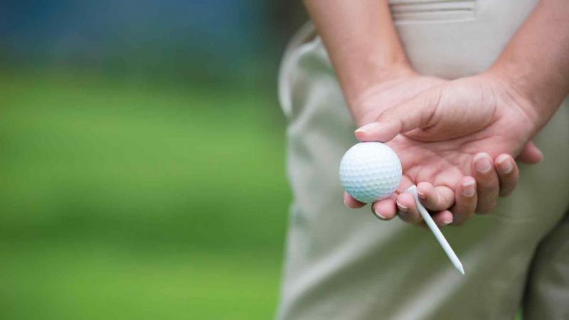 Golfer có được mượn cọc tee từ người chơi khác?