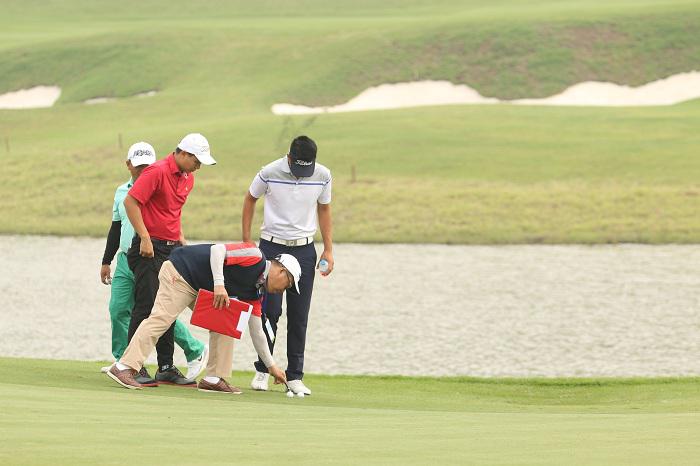 Cho phép golfer nhấc bóng lên kiểm tra không cần thông báo