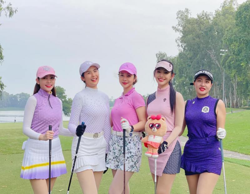 Dàn mỹ nhân Việt Nam đổ bộ sân golf sau dịch Covid-19