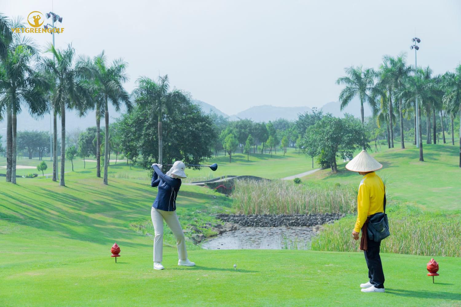 Bảng giá đặt sân golf tháng 7-2023