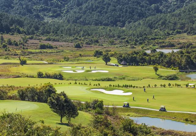 Tee off sân golf Đà Lạt 1200 18 hố cuối tuần